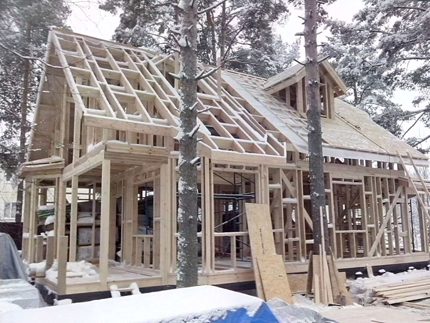 Возведение каркаса дома в зимнее время Зимнее строительство