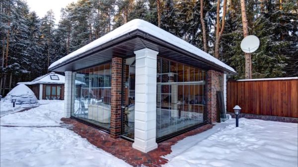 Закрытая беседка с мангалом, барбекю, печью своими руками: фото, видео, расчёт материала застекленные беседки
