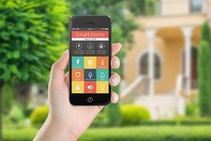 Человек держит телефон