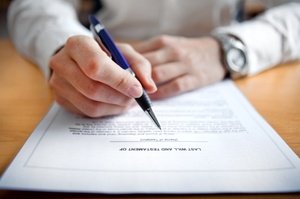 Человек заполняет бумагу