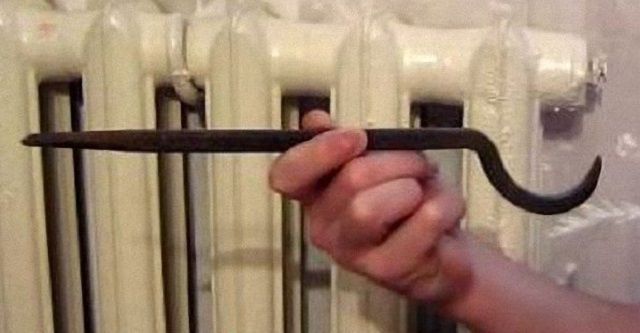 Простой забивной кронштейн для навеса чугунного радиатора