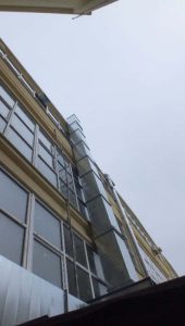 Способ крепления вертикального воздуховода