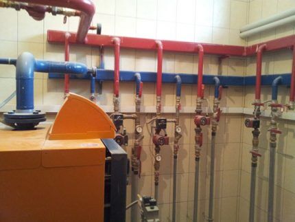 Установка распределительной гребенки в котельной Котельный распределительный коллектор