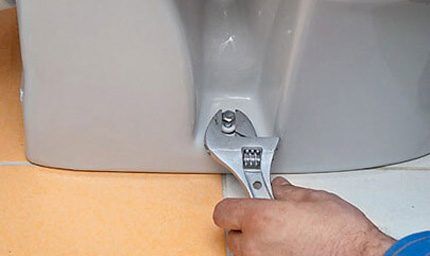 Монтаж сантехники и крепление на болтах