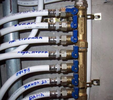 Коллектор с запорными кранами Коллектор с запорными кранами