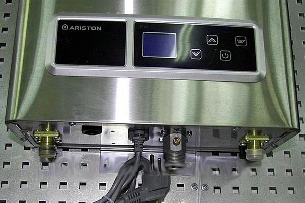 Газовый проточный нагреватель с дисплеем
