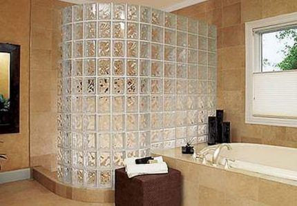 Кабинка из плитки и стеклоблоков Кабинка из плитки и стеклоблоков