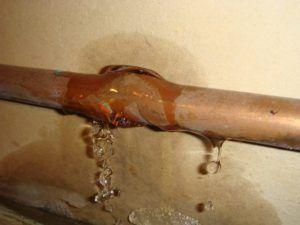 разрыв трубы фото - разрыв водопроводной трубы