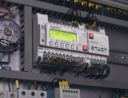 Внутри щитка лучше устанавливать компактные модели контроллеров Контроллер с микропроцессором