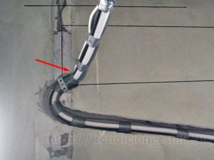 Выход трассы кондиционера из штробы Укладка трубок под кондиционером