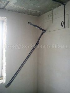 Укладка трассы для сплит-системы в штробу Коммуникации для сплит-системы уложены в штробе