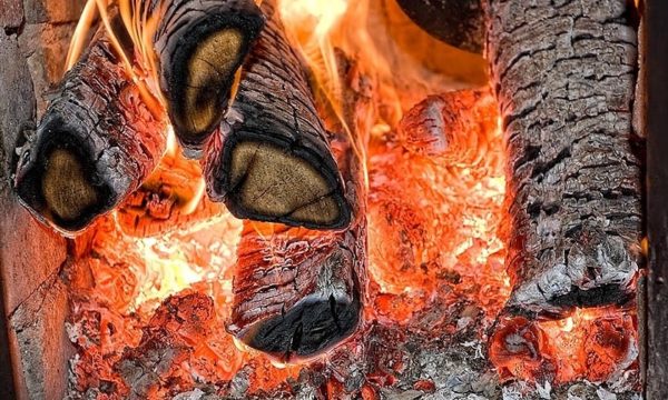 Как прочистить дымоход от сажи: народные и химические средства Топка сырыми дровами