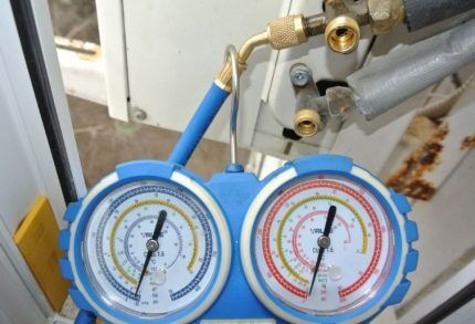 Приборы для контроля процесса заправки сплит-системы фреоном Коллектор для заправки сплит-системы