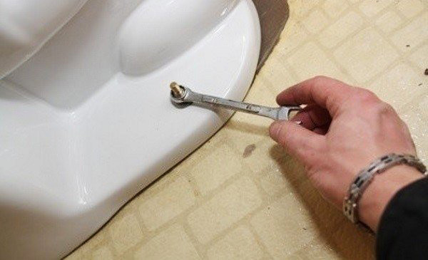 Дюбели не следует затягивать слишком туго