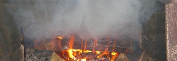 При наличии обратной тяги дым и угарный газ идут в помещение, а не в дымоход