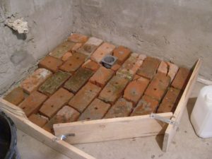 красный кирпич кирпич для душевого поддона