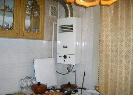Газовый настенный водонагреватель Настенный газовый котел на кухне в квартире