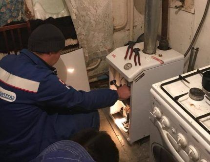 Проверка работы напольного газового котла Газовщик проверяет котел