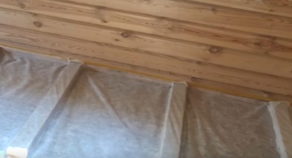 Края мембраны зафиксированы двухсторонним скотчем
