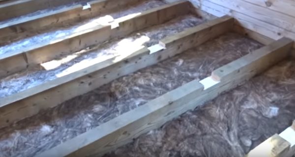Между лагами уложена минеральная вата