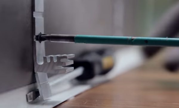 Прикручивание кронштейна