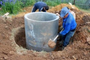 Утепление колодца из бетонных колец: причины замерзания и необходимые материалы Утепление колодца из бетонных колец своими руками