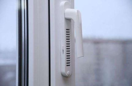 Приточный клапан на пластиковые окна – виды, устройство, установка Pritochni_klapan_ventilacii_v_okno_07