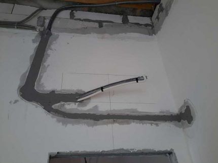 Заполнение борозды с трубами раствором Заделка штробы