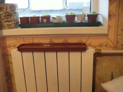 Установленный на радиатор поддон с водой Установленный на радиатор поддон с водой