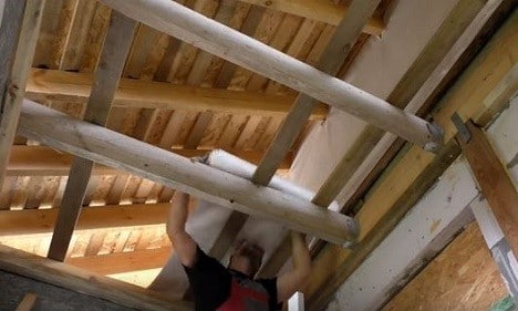 Настилается ветрозащитная мембрана