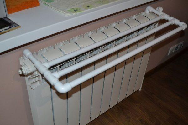 Делаем сушилку для белья на батарею своими руками Сушилка на батарею, сделанная из трубы ПВХ