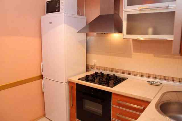 Дизайн кухни 6 кв м с холодильником и плитой (панелью): обзор реальных фото