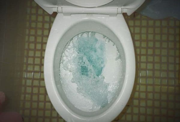 Слив воды в унитазе
