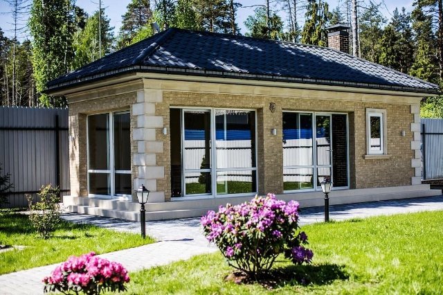 Застекленные беседки: как выбрать идеальные двери